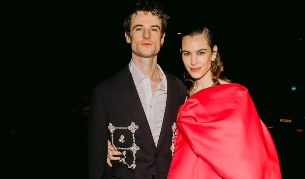Alexa Chung și Tom Sturridge se logodesc după 4 ani de relație