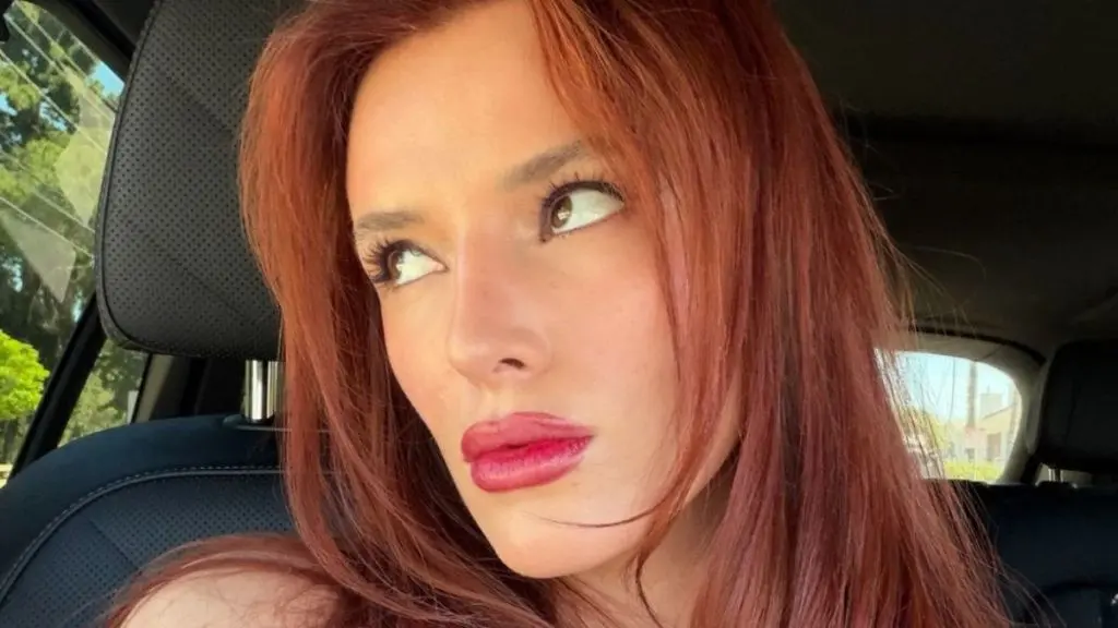 Bella Thorne face furori pe internet într-o rochie extrem de scurtă