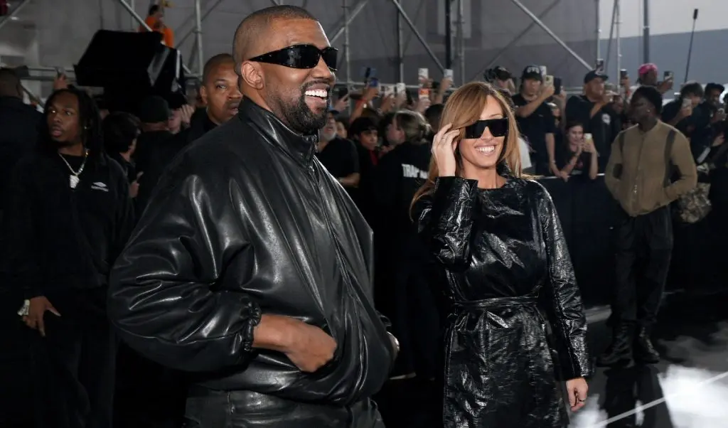 Bianca Censori strălucește în ținută transparentă la concertul lui Kanye West