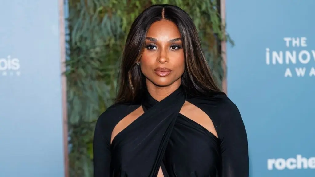 Ciara, apariție spectaculoasă într-o rochie cu decupaje la WSJ. Magazine Innovator Awards