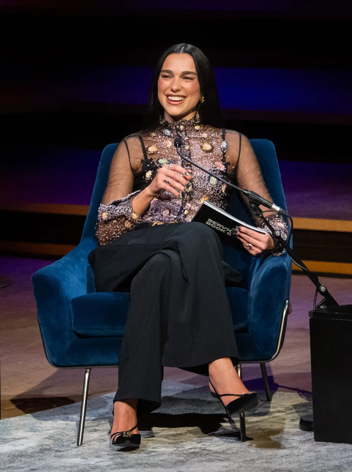 Dua Lipa lansează trendul unghierilor: emerald cu efect cat-eye