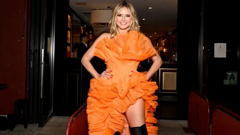 Heidi Klum în rochie portocalie cu volane la petrecerea Crazy Pizza