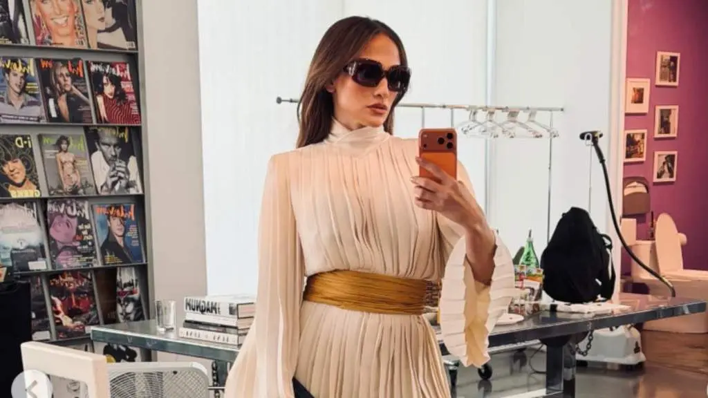 Jennifer Lopez face furori cu o ținută minimalistă și bijuterii din aur masiv
