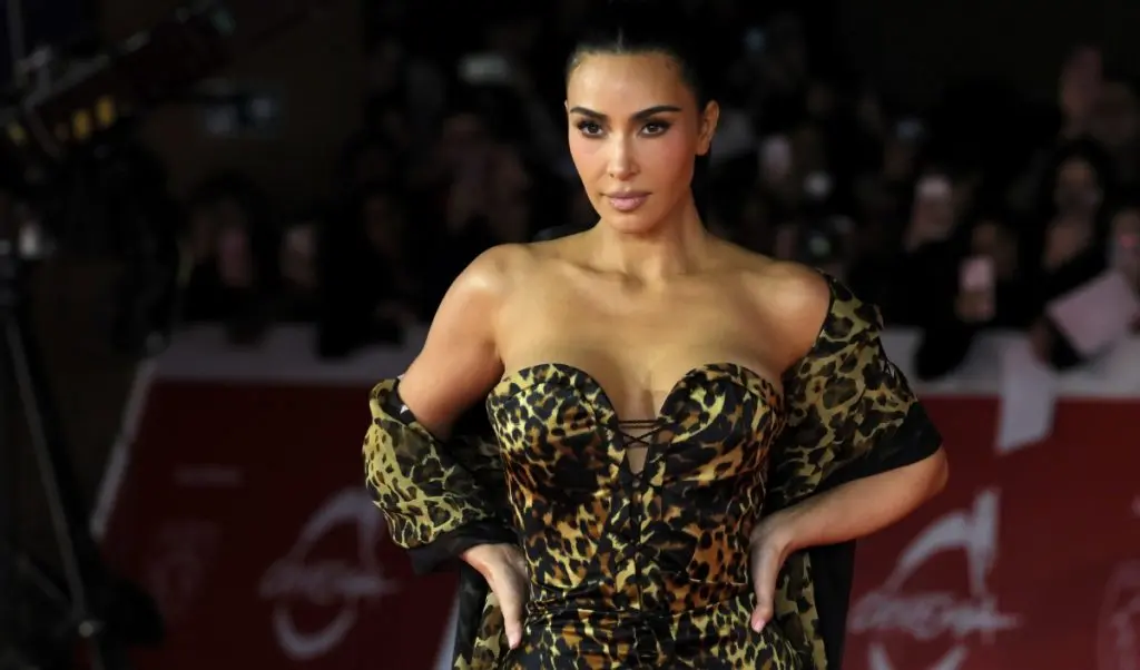 Kim Kardashian la Roma: rochia alb-negru care a stârnit dezbateri
