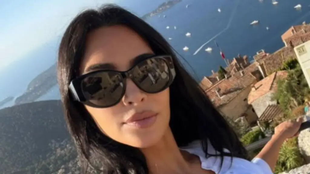 Kim Kardashian în rochie SKIMS de sărbători: ce a stârnit val de reacții