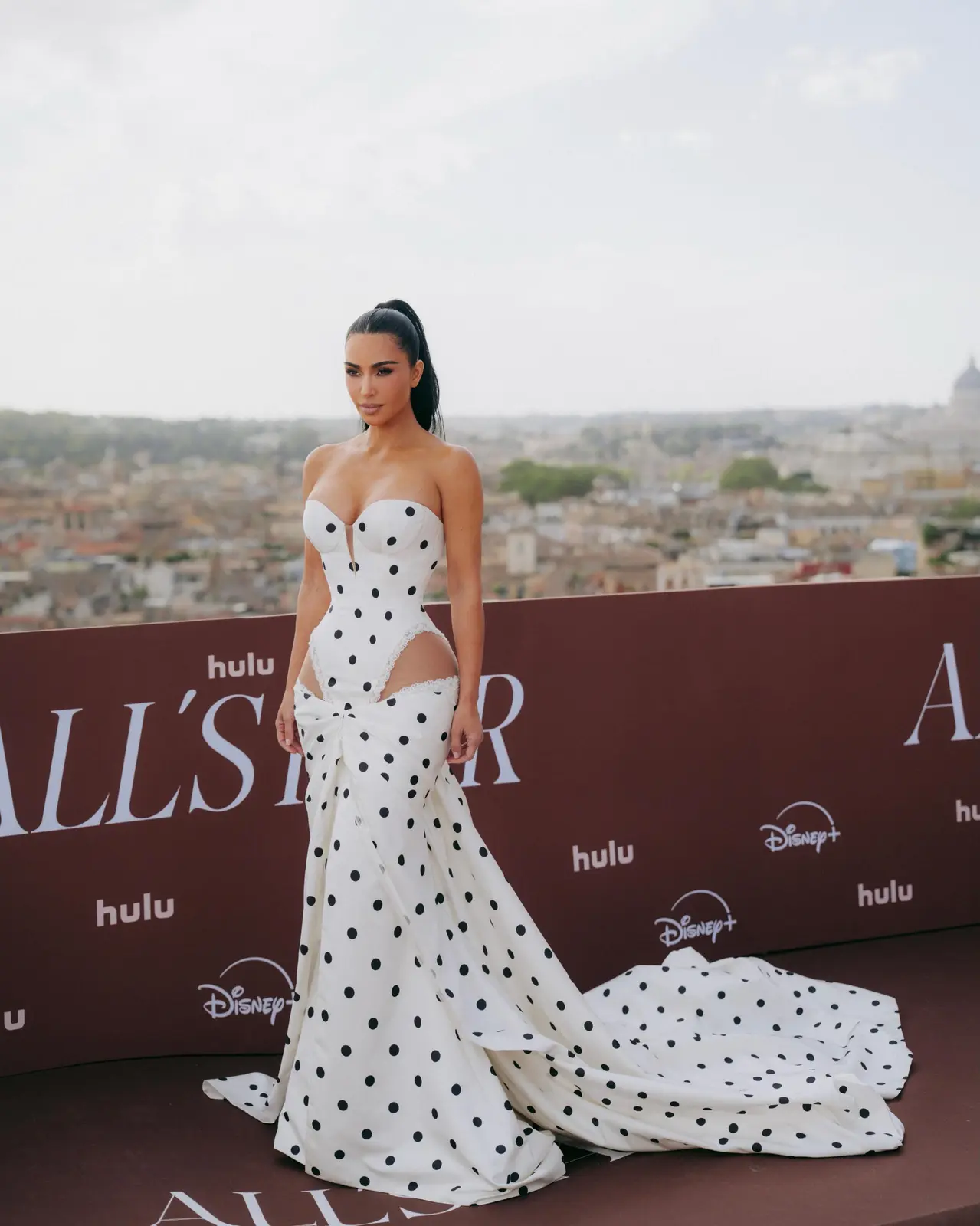 Kim Kardashian șochează cu rochia cu puncte la premiera din Roma