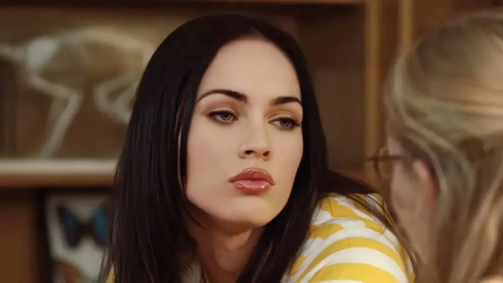 Megan Fox strălucește în fotografii gothice pe Instagram
