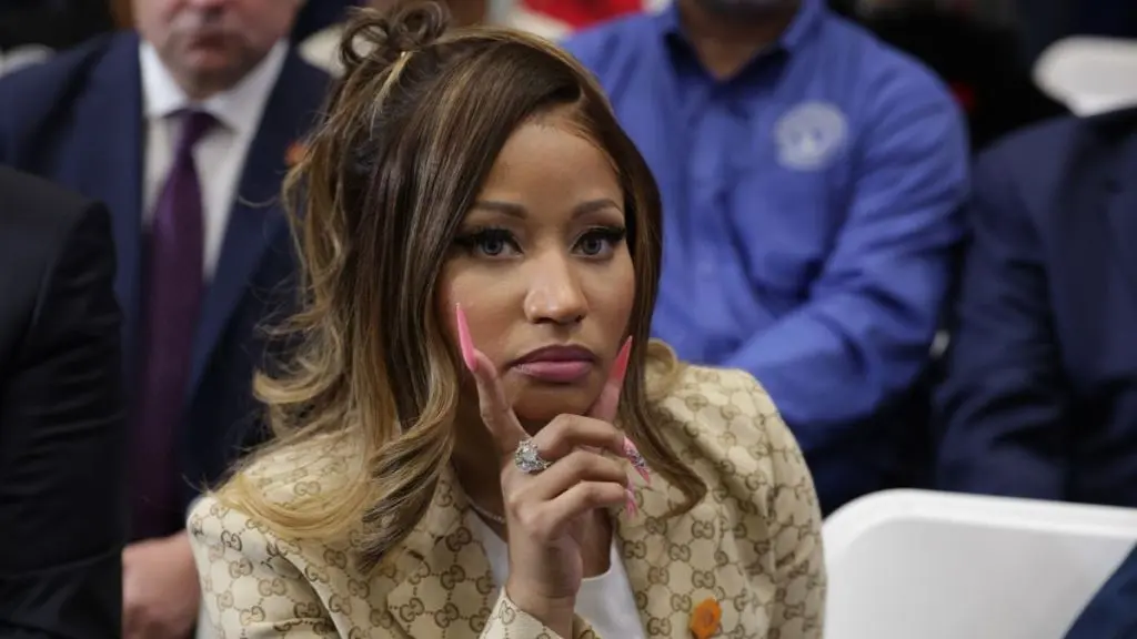 Nicki Minaj stârnește discuții cu rochia cu șleau în spate la mitingul lui Trump