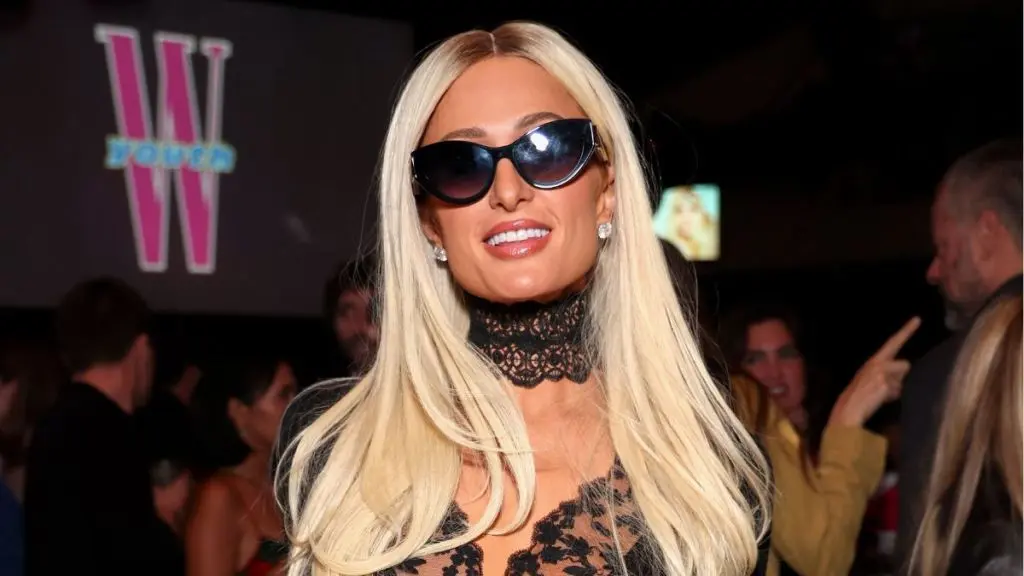 Paris Hilton s-a transformat în Morticia Addams pentru o ședință foto de Halloween