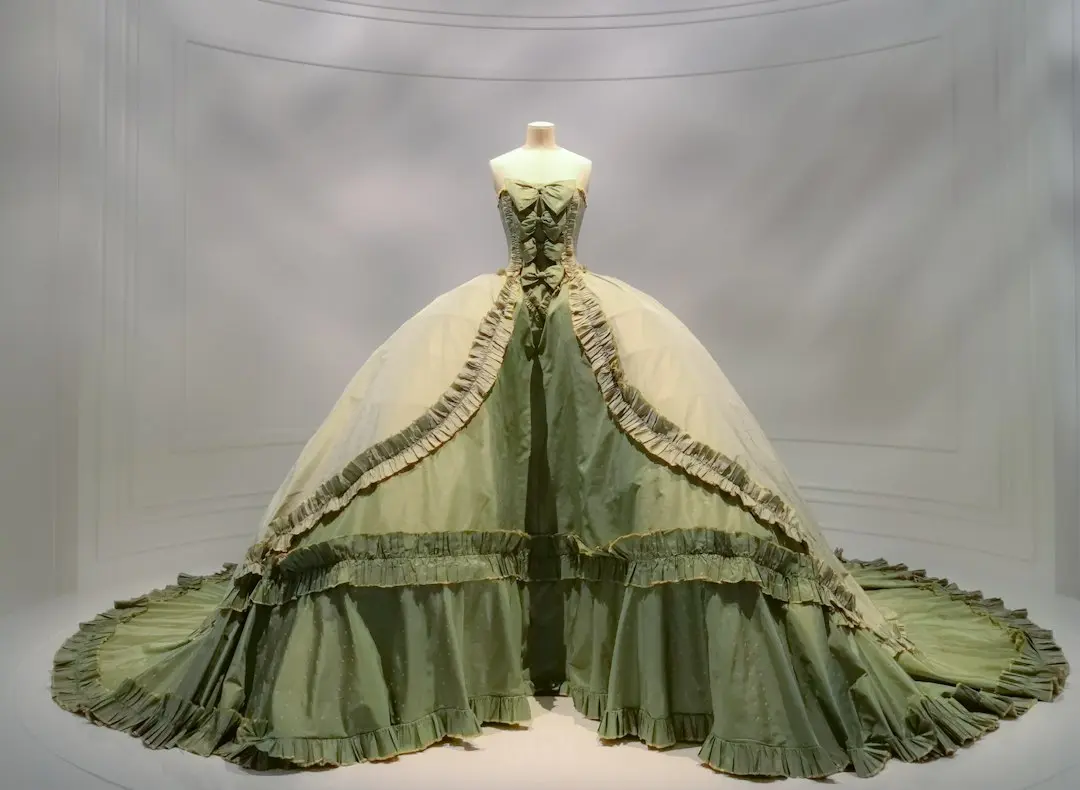 Moda victoriană domină ecranele: corseturi, bustle și bocanci de vrăjitoare